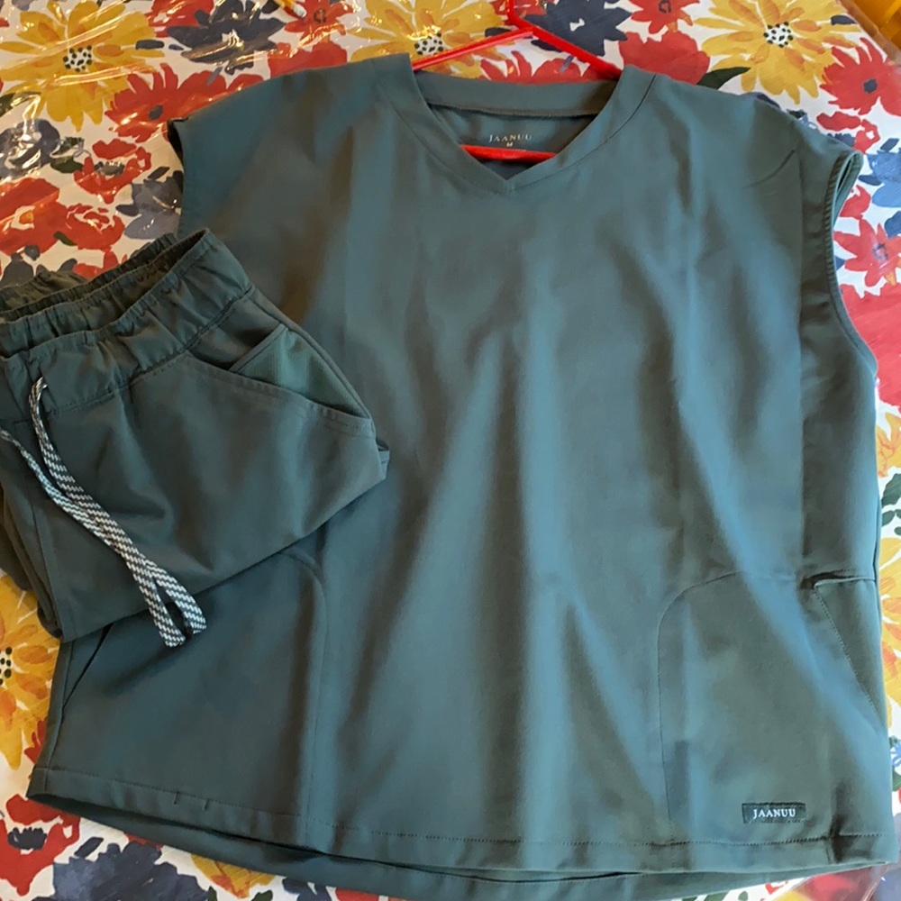 Alpine green Jaanuu scrub set size medium